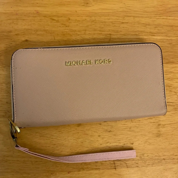 Michael Kors Pink Wristlet Wallet. - Picture 2 of 9